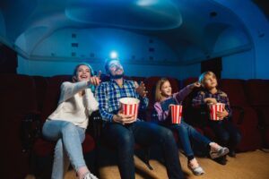 Kino z historią i nowoczesnością – odkryj filmowe oblicze Warszawy